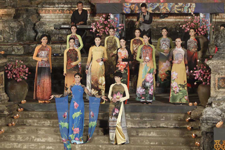 Traditional long dress performance at Hue Festival 2012